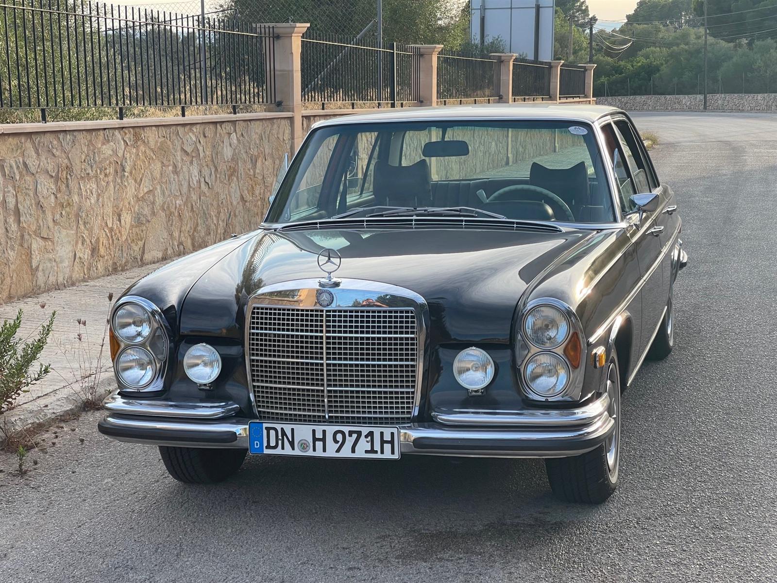 Dark brown 1971 Mercedes-Benz 300 SEL, front three-quarter view, Mallorca